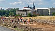 Při záchranném archeologickém průzkumu na staveništi obchvatu Chrudimi archeologové našli stopy po sídlišti z mladší a starší doby kamenné.