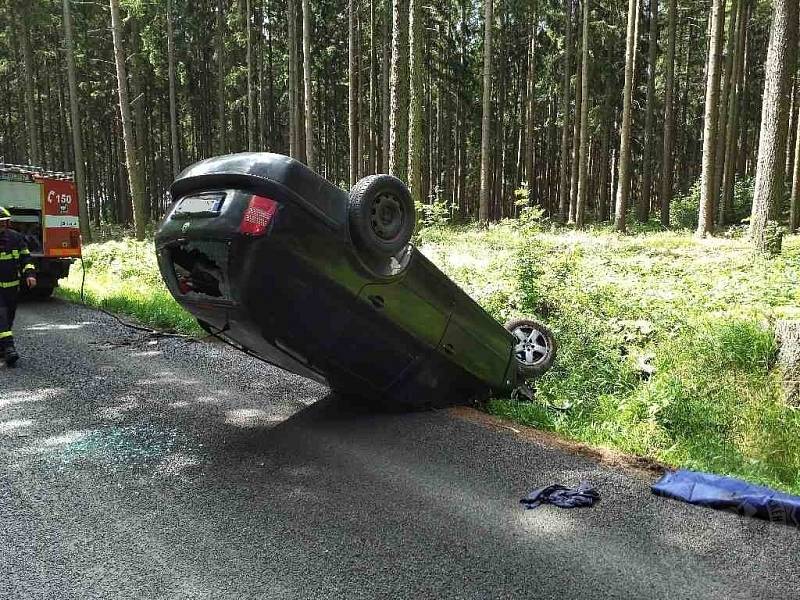 Na místě byla jedna osoba zraněna, kterou hasiči transportovali do sanitního vozu.