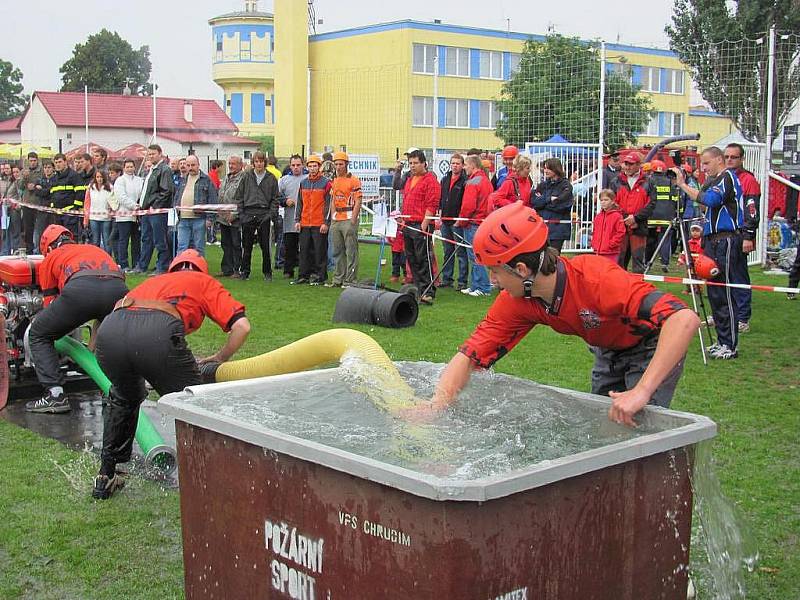 Čtyřiadvacátý ročník hasičské soutěže O pohár města Chrudimě se konal na hřišti za Vodojemem.