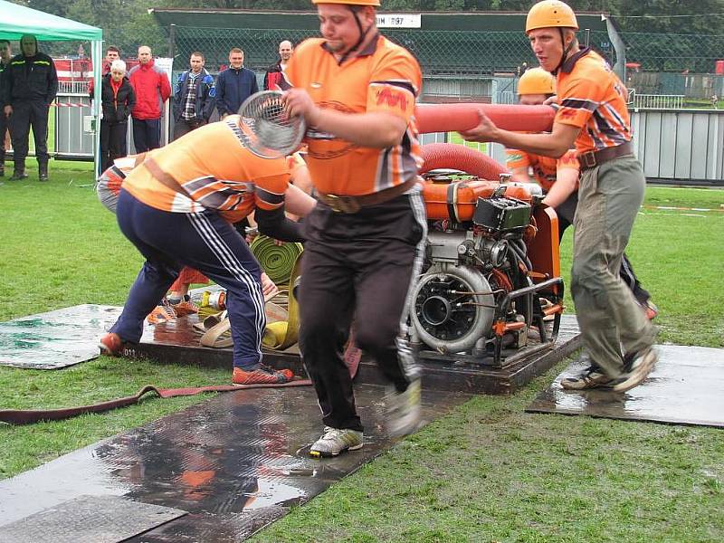 Čtyřiadvacátý ročník hasičské soutěže O pohár města Chrudimě se konal na hřišti za Vodojemem.