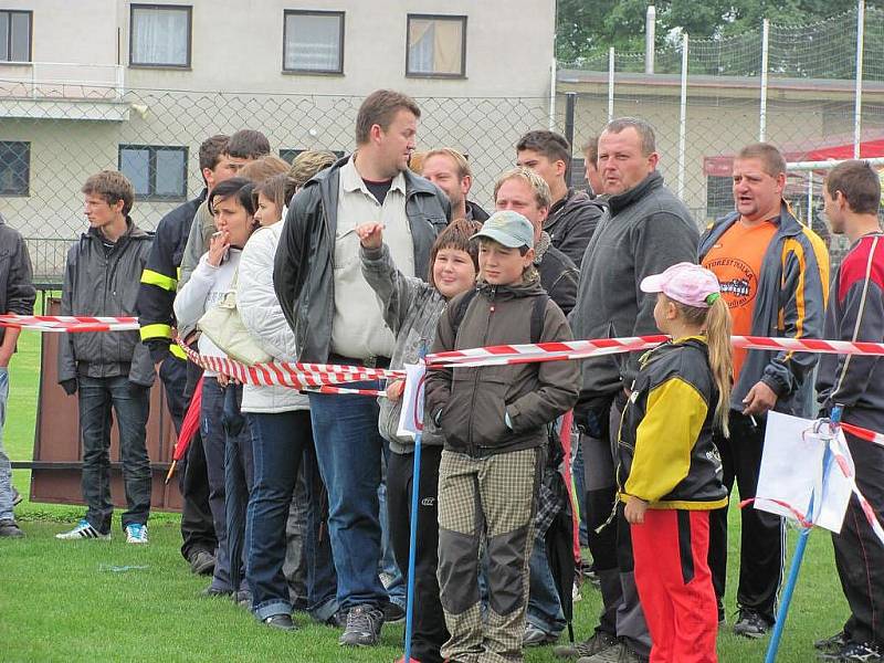 Čtyřiadvacátý ročník hasičské soutěže O pohár města Chrudimě se konal na hřišti za Vodojemem.