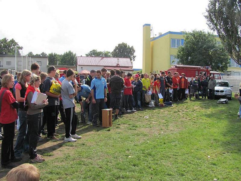 Čtyřiadvacátý ročník hasičské soutěže O pohár města Chrudimě se konal na hřišti za Vodojemem.