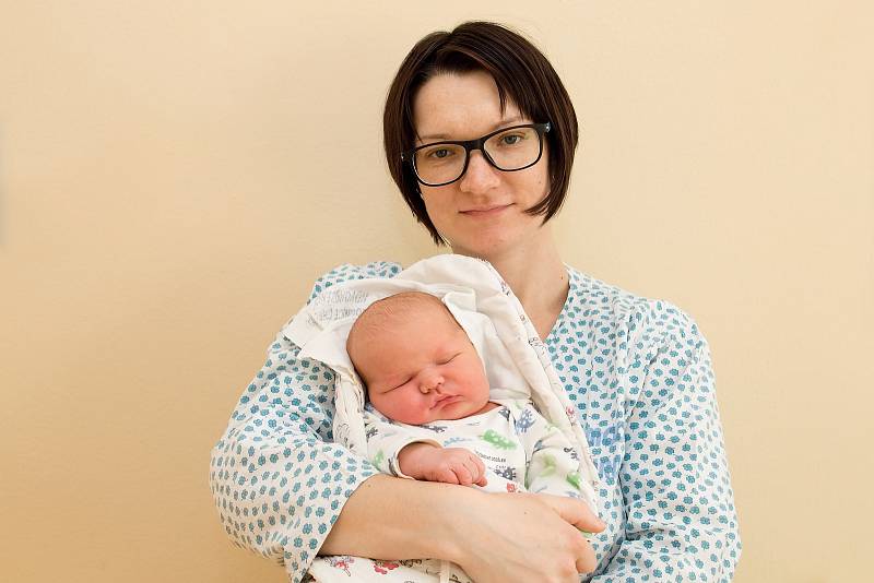 JIŘÍ MICHALŮ (4,8 kg) je od 21.2.  0:57 třetím potomkem Jany a Lukáše z Chrasti. Na bráchu se těší pětiletý Davídek a tříletý Adámek.