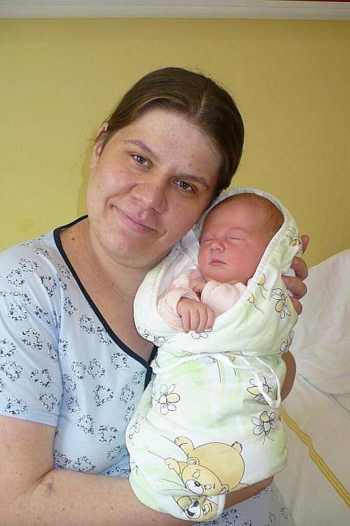 TEREZKA TŮMOVÁ. Lucie a Michal Tůmovi z Chrudimi se stali rodiči prvně 13. října v 10 hodin. Dcerka Terezka je na sále potěšila mírami 3,87 kilogramu a 52 centimetrů.