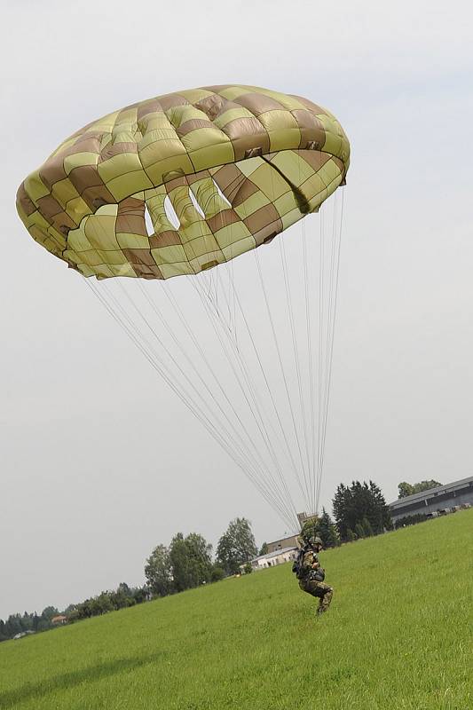 Soutěž armádních výsadkářů Airborne triathlon na letišti v Chrudimi.