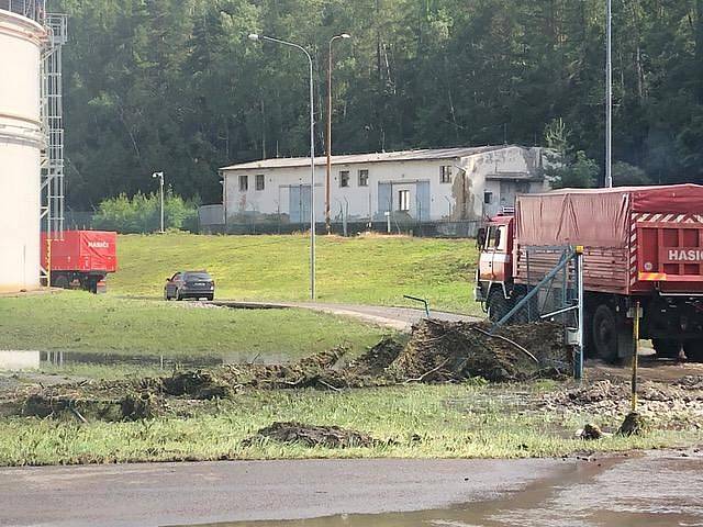 Už od pondělního večera řešila havárii spojenou s únikem nafty ve skladu v Kostelci SSHR s pardubickým hejtmanem Martinem Netolickým