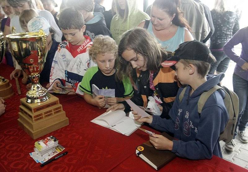 V rámci oslavy devadesáti let SK Dřenice došlo i na exhibiční utkání místní staré gardy s hvězdami a legendami pardubického hokeje.