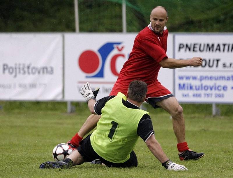 V rámci oslavy devadesáti let SK Dřenice došlo i na exhibiční utkání místní staré gardy s hvězdami a legendami pardubického hokeje.