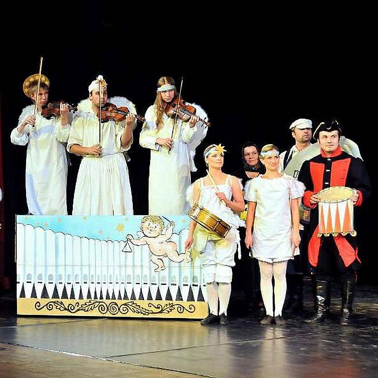 Národopisný soubor Kohoutek z Chrudimi oslavil své výročí v Divadle Karla Pippicha koncertem Trochu výroční.