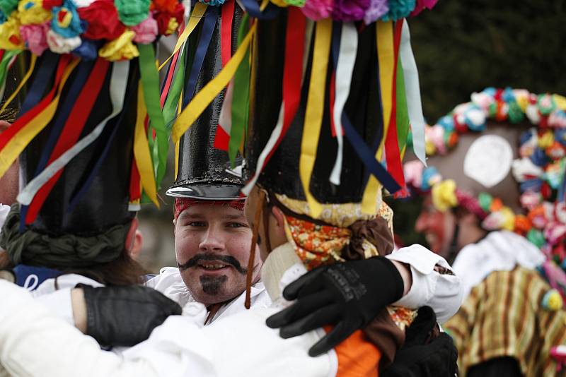 Masopustní veselí na Chrudimsku zahájili tradičním průvodem maškar ve Včelákově.