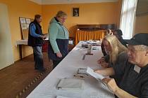 Lidé z František, kterých je trvale žijících asi pětatřicet, chodili k referendu do Čachnova.