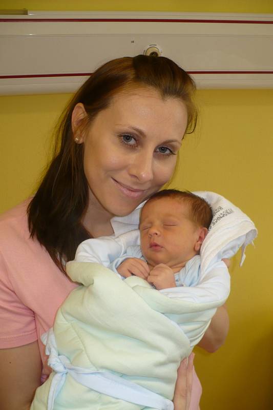 ŠIMON JELÍNEK (2,99 kg) je od 7.3. od 13:34 jméno prvního miminka Hany a Romana Jelínkových z Pardubic.