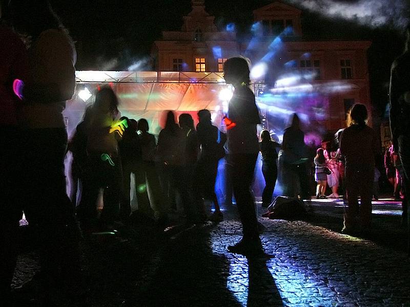 Na chrudimském Resslově náměstí se v sobotu odpoledne uskutečnil velký karneval, který večer pokračoval diskotékou. Bavila se hlavně mládež.