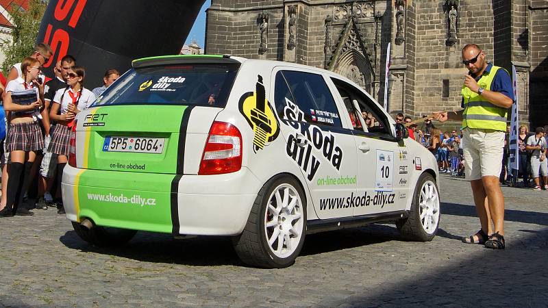 Představení posádek 12. ročníku Rallye Železné hory na chrudimském Resselově náměstí.