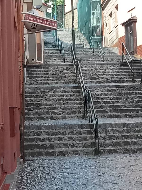 Chrudimské Široké schody byly v pondělí, asi poprvé v historii, skoro sjízdné