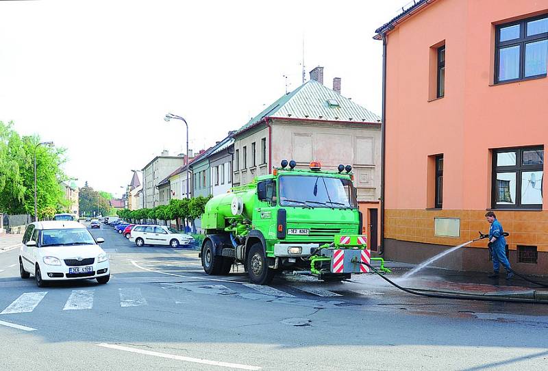 Po odklizení nečistot a drobného štěrku přijde na řadu mytí a strojní čištění chrudimských ulic