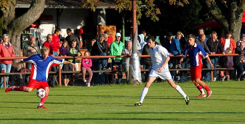 Z utkání I. A třídy ve fotbale Heřmanův Městec - Přelouč 3:0 (1:0).