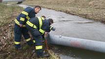 V úterý 12. března odpoledne se  do potoku Ležák v Zaječicích dostala nafta unikající z havarovaného vozidla v areálu jedné místní firmy. Hasiči ji zachytávali nornými stěnami.