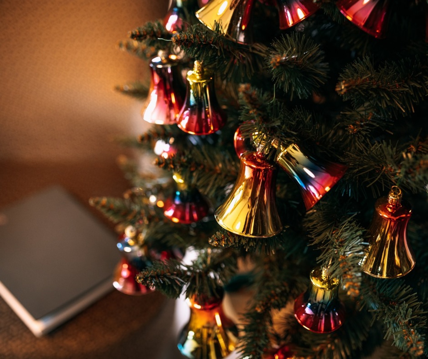 Vánoční ozdoby z Mrákotína se inspirují pohádkou Tři oříšky pro Popelku -  Pardubický deník