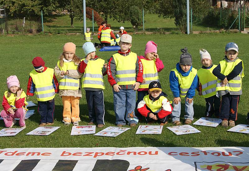 UMĚT POMOCI. Děti si v Topoli osvojily pravidla bezpečného chování v provozu, ošetřovaly poranění a poskytovaly první pomoc. Byly také seznámeny i se zásadami bezpečné manipulace s ohněm.