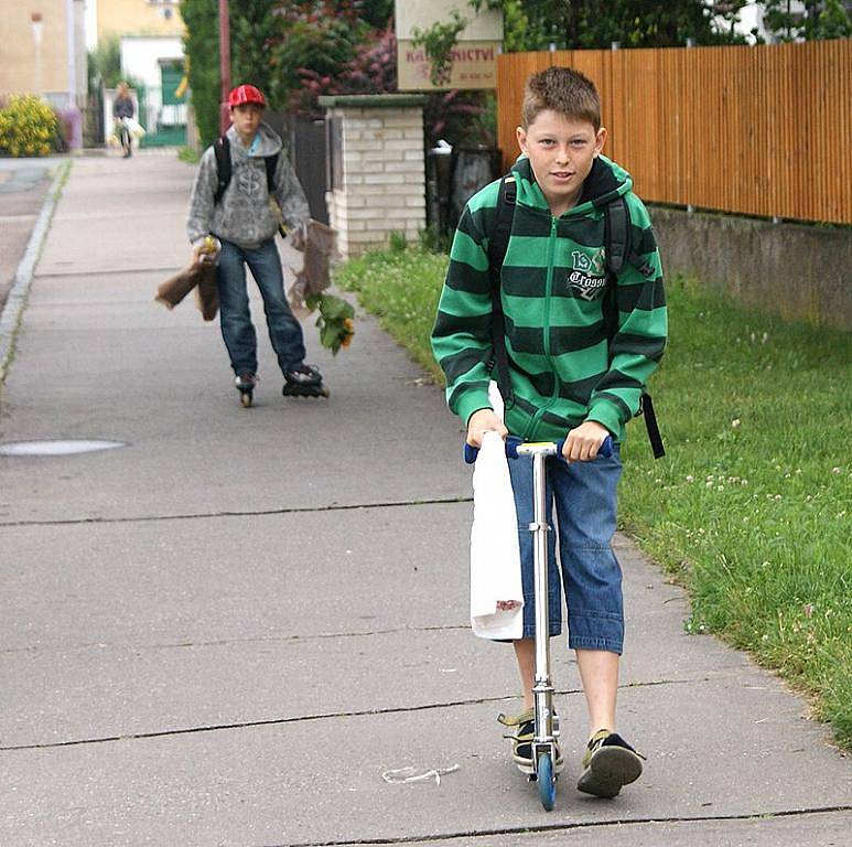 Konec školního roku je tu a školáci dostávají vysvědčení.