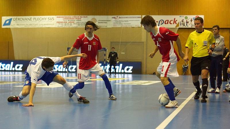 Čeští futsalisté (v červeném) prohráli přátelské mezistátní utkání s Itálií v Chrudimi 2:4.