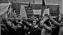 17. listopad 1989: Demonstranti v Hlinsku zaplnili celé náměstí.