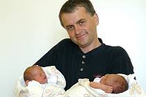 Hned dvou potomků se dočkali Lenka a Zdeněk z Chrudimi! Dvojčata Vašíčkova přišla na svět dne 7. června; Magdalena se narodila 47 minut po půlnoci, s mírami 49 cm a 2,59 kg, její o dvě minuty mladší bráška měl 50 cm a 2,70 kg.
