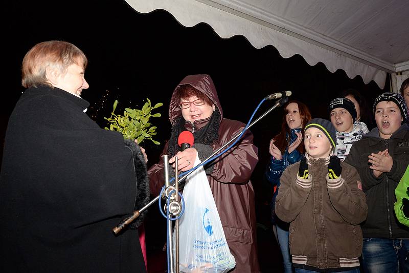 V rámci akce Česko zpívá koledy 2013 se zpívalo na Resselově náměstí v Chrudimi. 