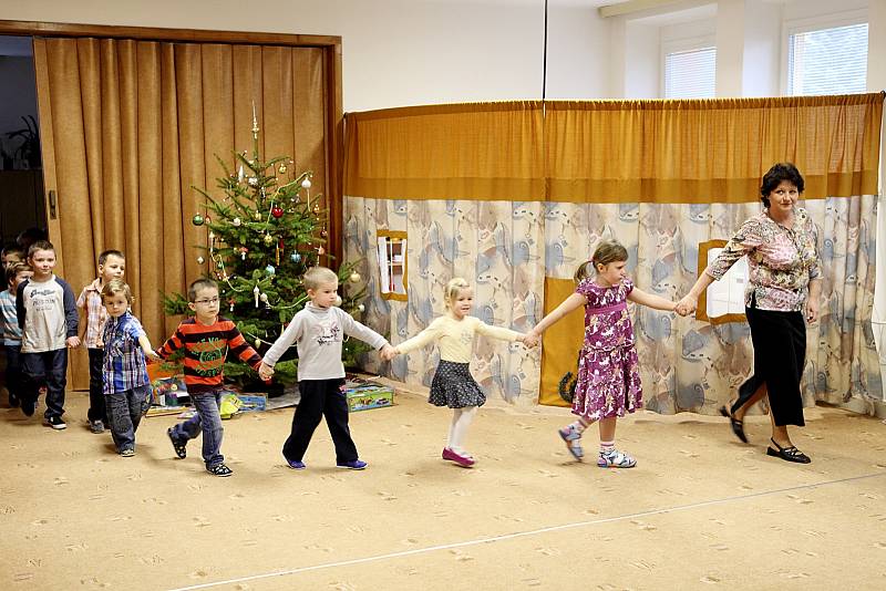 Zlatým hřebem vánoční besídky v MŠ Milíčova v Hlinsku byl pro děti příchod k nazdobenému stromku..