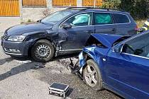 Hasiči v pátek před 12. hodinou zasahovali ve Svinčanech u nehody dvou aut.
