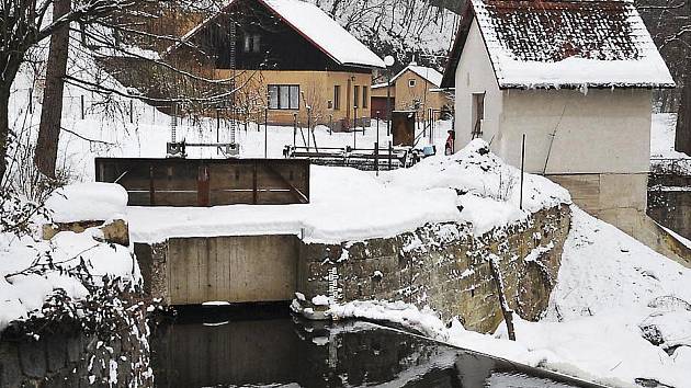 Malá vodní elektrárna stojí i ve Slatiňanech.