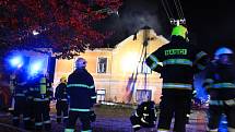 Zásah hasičských jednotek trval celou noc, až po osmé hodině mohli do objektu vstoupit vyšetřovatelé.