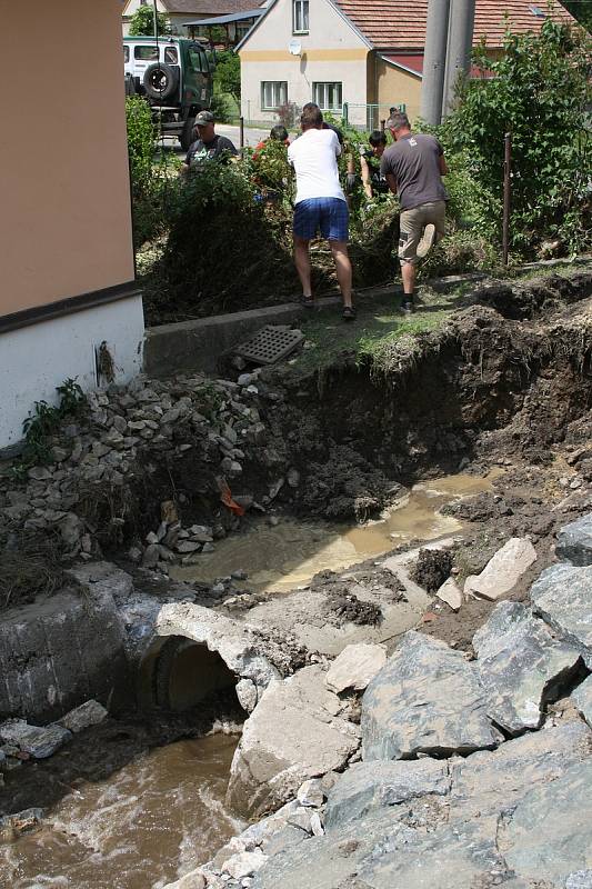 Vylitý a rozbouřený Podolský potok odnesl ve Vápenném Podolu celou silnici, vydlážděnou masivními žulovými kostkami. Místy proud během chvíle vyhloubil až metrové koryto. Vytopil rovněž dva domy.