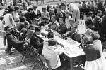 rok 1963 Takto se hrálo na letním hřišti,bez stanů,bez šachových hodin, bez zápisu, po hodině hry odhad.
