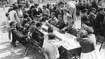 rok 1963 Takto se hrálo na letním hřišti,bez stanů,bez šachových hodin, bez zápisu, po hodině hry odhad.