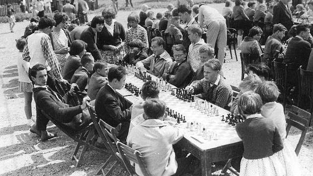 Šachové Zaječice, rok 1963. Takto se hrálo na letním hřišti, bez stanů, bez šachových hodin, bez zápisu, po hodině hry odhad.