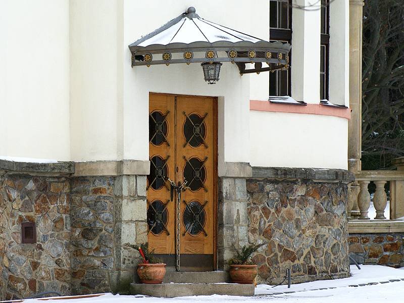 Zapečetěné dveře u domu podnikatele Berana.