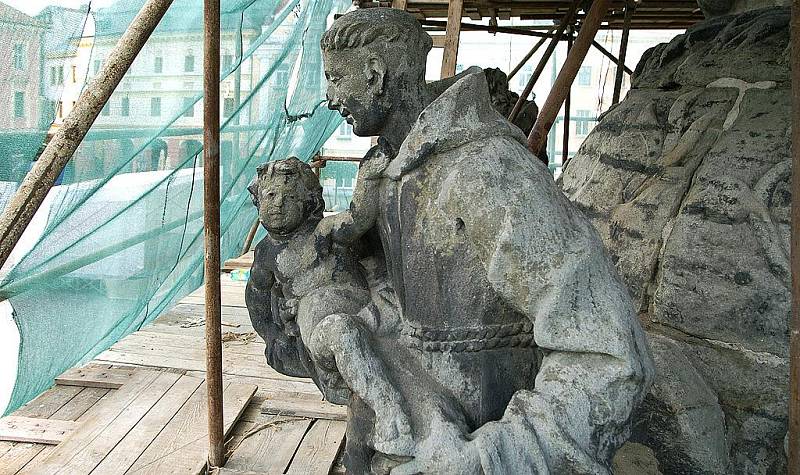 Restaurátoři pracují na obnově chrudimské kašny s morovým sloupem.