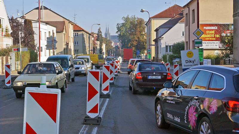 Na chrudimské křižovatce "u Guláška" vzniká kruhový objezd.