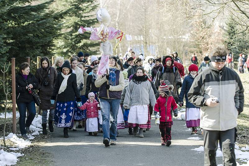 Děti z národopisného souboru Kuřátka vyprovodily Morenu k řece a hodily ji dovnitř.