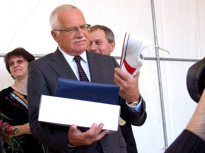 Ve Skutči obdržel prezident Václav Klaus (uprostřed vedle skutečského starosty Pavla Novotného) jako dárek na památku mimo jiné i botasky, které se zde vyrábějí. 