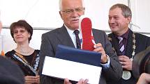 Ve Skutči obdržel prezident Václav Klaus (uprostřed vedle skutečského starosty Pavla Novotného) jako dárek na památku mimo jiné i botasky, které se zde vyrábějí. 