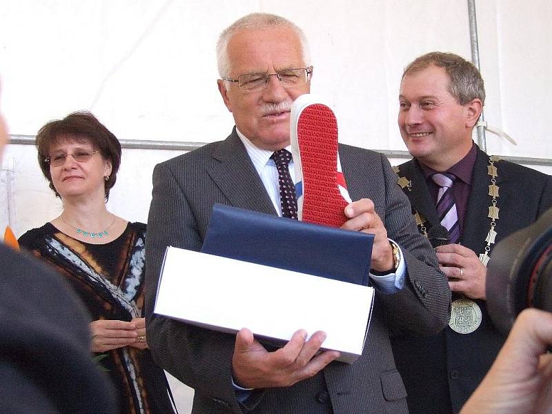 Ve Skutči obdržel prezident Václav Klaus (uprostřed vedle skutečského starosty Pavla Novotného) jako dárek na památku mimo jiné i botasky, které se zde vyrábějí. 