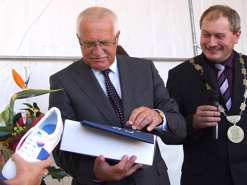 Ve Skutči obdržel prezident Václav Klaus (vlevo vedle skutečského starosty Pavla Novotného) jako dárek na památku mimo jiné i botasky, které se zde vyrábějí. 