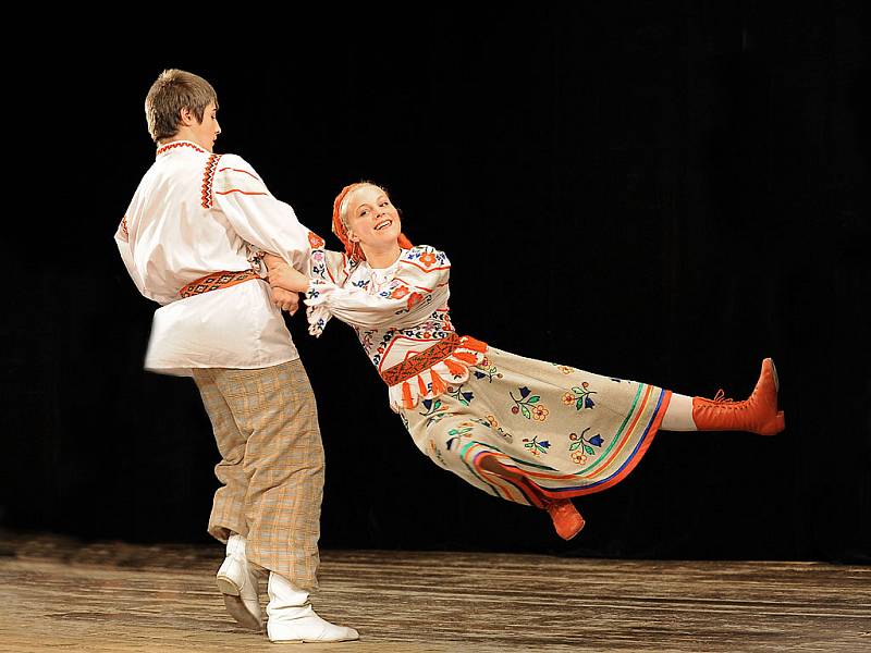 Desátý ročník Dětského mezinárodního folklorního festivalu Tradice Evropy zavítal do Divadla Karla Pippicha.