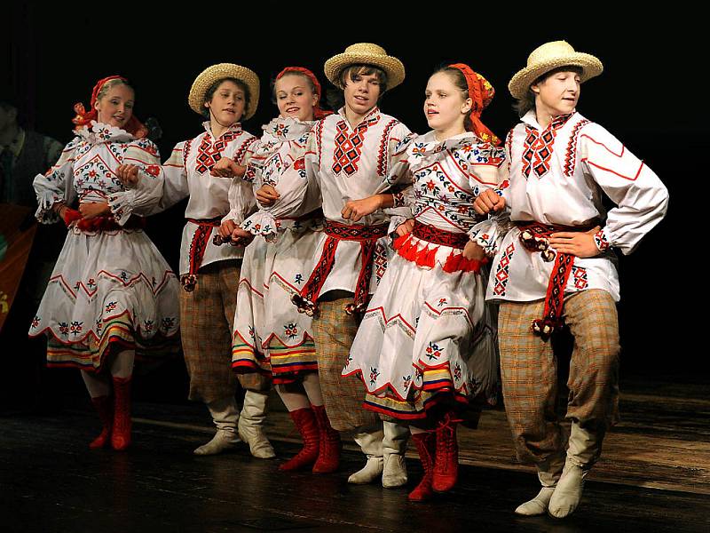 Desátý ročník Dětského mezinárodního folklorního festivalu Tradice Evropy zavítal do Divadla Karla Pippicha.