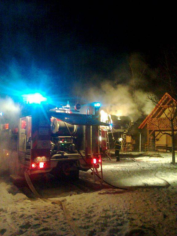 V Kraskově vypukl 11.2.2012 v rekreačním objetku požár. Hasičům komplikoval zásah silný mráz.