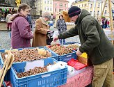 Prodej ořechů na trhu