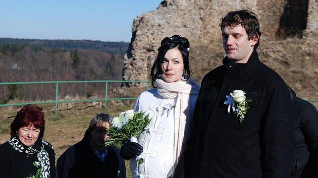 Michal Popilek a Iva Laubová si své novomanželské ano řekli na zřícenine hradu Lichnice. 